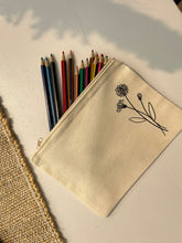 Charger l&#39;image dans la galerie, Étui à crayons - trousse personnalisée fleur de naissance
